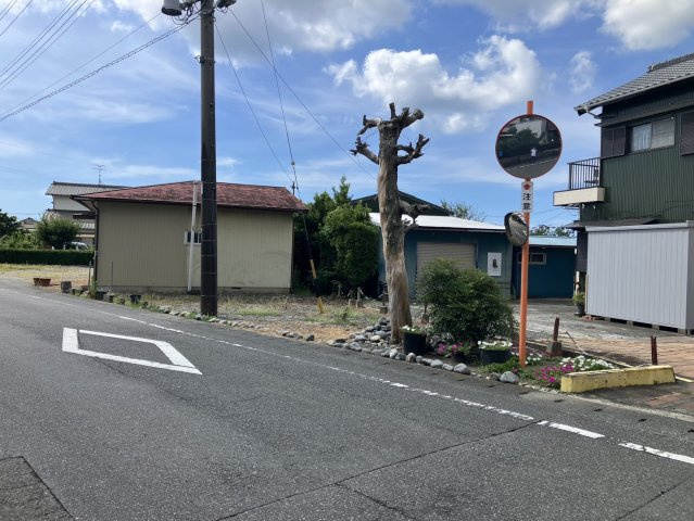 牧之原市細江の中古一戸建の前面道路含む現地写真