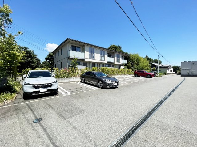 シャーメゾン西須賀の駐車場