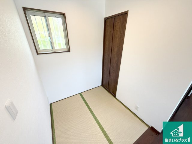 堺市美原区平尾　新築一戸建てのその他|LDKの横に配置された畳コーナー。お子様の遊び場や客間、食後のくつろぎスペースにも利用できる便利な空間です。リビングと合わせることで家族が集まる団欒スペースとして使えます。