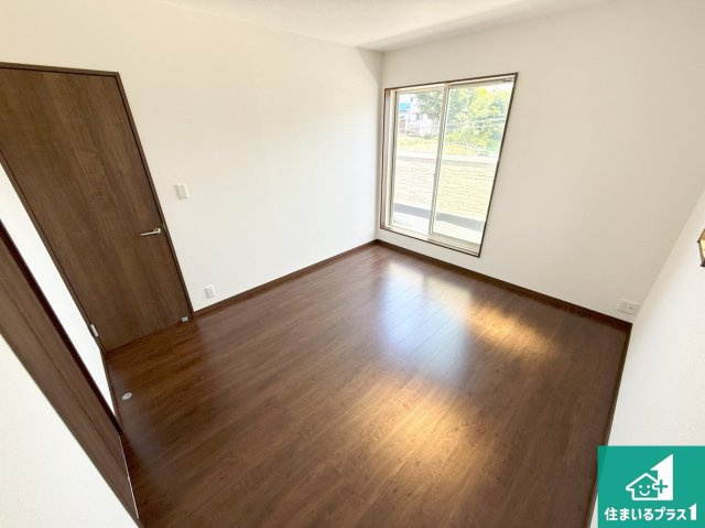 堺市美原区平尾　新築一戸建ての洋室|寝室は心地よい眠りについてもらいたくて、シンプルでかつ開放的な空間に！大きな窓から差し込む朝日が、すっきりとした目覚めをサポートします。【現地写真】