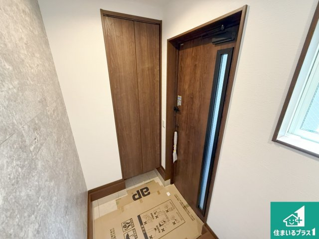 堺市美原区平尾　新築一戸建ての玄関|シューズクローゼットにはたくさんの靴が収納できるので玄関周りはいつもスッキリ！コの字型のスペースにはオシャレな小物を置くと玄関が華やかに♪【現地写真】