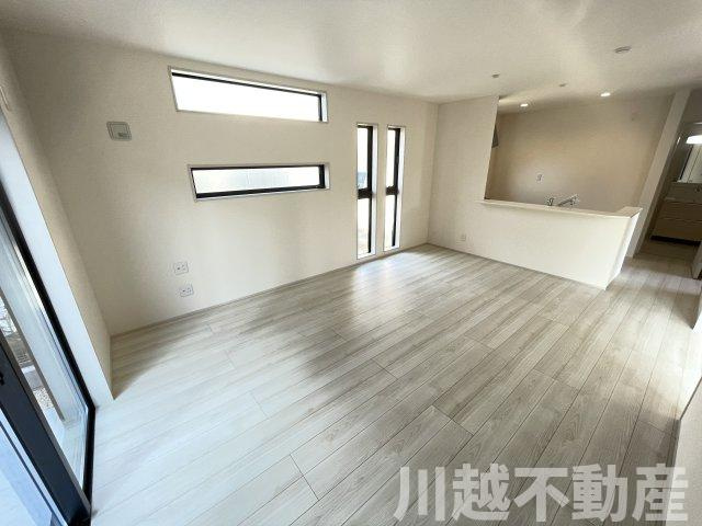 ３路線利用可能の居間・リビング|その他比較物件もご案内可能です