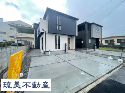 【外観】 | うるま市川田3期（全2棟）ラスト2号棟 | 2号棟　並列駐車3台可♪