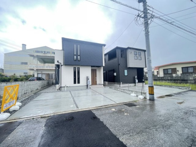 【外観】 | うるま市川田3期（全2棟）ラスト2号棟 | 2号棟　並列駐車3台可♪