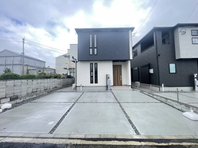 【外観】 | うるま市川田3期（全2棟）ラスト2号棟 | 2号棟　並列駐車3台可♪