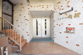【エントランス】 | お客様を、そして住人を出迎えてくれるマンションのエントランス。ゴミが落ちていないことからも、管理状態の良さや住民の節度の高さが見て取れます。～即日のご見学可能～　お問合せはお気軽にどうぞ。