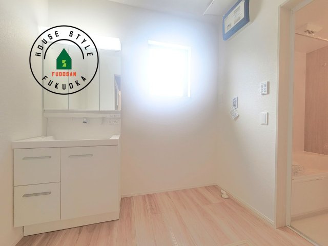 福岡市南区若久6丁目第9-2棟（2号棟）の内観：施工例|ゆとりの洗面スペースで朝の身支度もスムーズに。暮らしを快適に変えるシャワー付洗面台です！