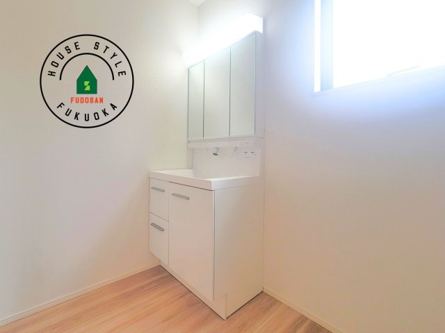 福岡市南区若久6丁目第9-2棟（2号棟）の内観：施工例|毎日使うものだから清潔な空間を保ちたい水回り。洗面にはそんな願いを解消させてくれる収納アイデアが満載です。三面鏡の裏側にはキャビネットが現れ小物から背の高い物まで収納できます。