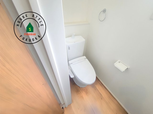 福岡市南区若久6丁目第9-2棟（2号棟）の内観：施工例|温水洗浄便座を完備しております。2ヶ所にトイレがあるのは朝の慌ただしい時間も安心です。