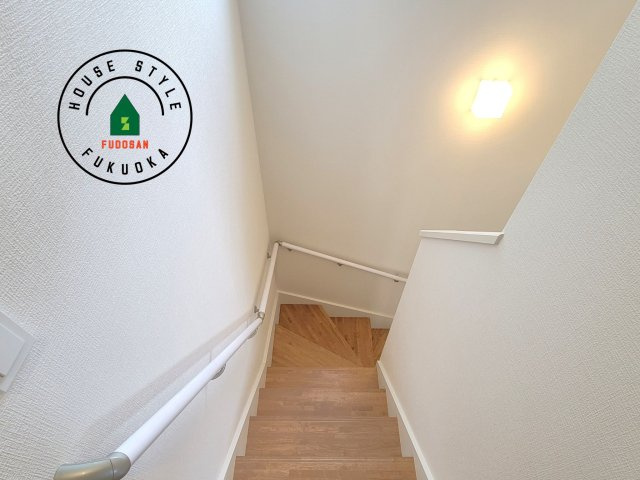 福岡市南区若久6丁目第9-2棟（2号棟）の内観：施工例|階段からも明るい光が入ります。採光や通風も階段の重要な役割です。