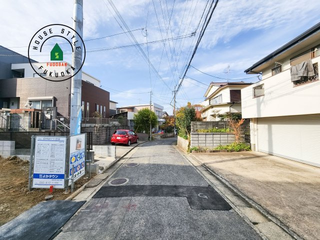 福岡市南区若久6丁目第9-2棟（2号棟）の前面道路含む現地写真|前面道路は閑静な住宅地をはしる車通りの少ない道路。お車の出し入れが苦手なママや小さなお子様にも安心ですね。しっかり舗装もされているので、ベビーカーや自転車で通っても快適に通行できます。