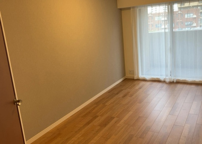 【洋室】 | エクラン本厚木 | 洋室のメリットは重い家具が置きやすく、身の回りが整理しやすいことです。 床がフローリングのため畳とは異なり凹みにくいです。 クローゼットなど収納が豊富で、普段使わない旅行カバンや服の整頓も簡単にです。