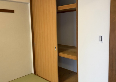 【収納】 | エクラン本厚木 | デザイン性を重視しすぎて収納が少なかった！なんてことにならないため、事前に現地で収納の数を確認しておくことをお勧めします。クローゼット以外にも床下収納や屋根裏収納、パントリーなどもチェックしましょう。