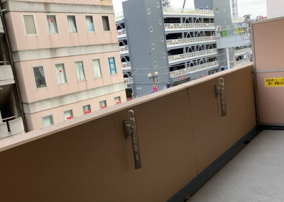 【バルコニー】 | エクラン本厚木 | バルコニーは、室外の専用スペースのうち、「屋根がなく開放された空間」であるものを指します。ベランダより広いタイプのものが多く、日当たりもよいため家庭菜園などを楽しみたい人にとって適した環境となります。