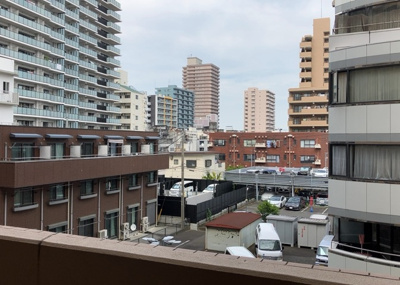 【展望】 | エクラン本厚木 | 眺望の良さを楽しめるダイニングキッチンで家族団らんの時間を過ごしてはいかがでしょうか。バルコニーから見える景色を家族で眺める時間は、時間が経つのを忘れてしまいそうですね。是非、現地を見に行きましょう！