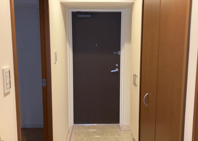 【玄関】 | エクラン本厚木 | 玄関は家の顔でもあり、家族以外の目にも止まる場所です。玄関は外との間を仕切る扉、靴などをしまっておく収納スペース、靴脱ぎのたたきスペース、来客とのやり取りをするドアホンなど複数のアイテムからなります。