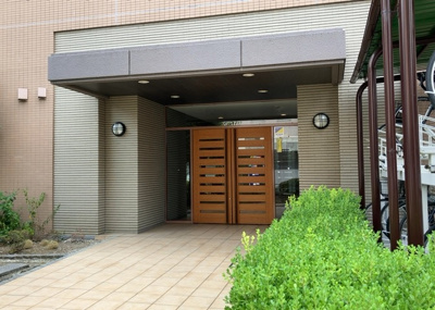 【エントランス】 | エクラン本厚木 | マンションのエントランスには、もともと風よけや防犯の役割がありますが、マンションによって宅配ボックスなどの設備が備わっている所もあります。日々の生活をイメージしながら生活しやすさをチェックしましょう。
