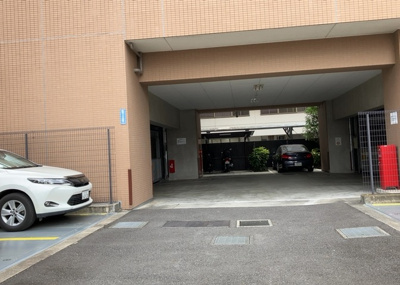 【駐車場】 | エクラン本厚木 | 車一台あたりに必要なスペースは、標準サイズの普通自動車で横幅2m50cm、長さ5mは必要になります。ただし、乗降のことも考慮して横幅3m30cm、長さ5m50cmほどは確保できるところを選びましょう。