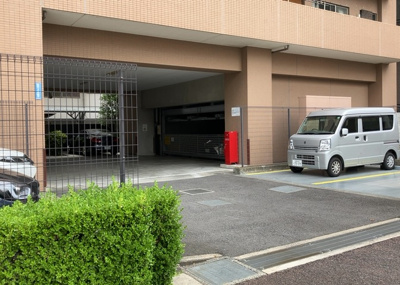 【駐車場】 | エクラン本厚木 | 駐車場と明記されていても、最小スペースでつくられた駐車場だと大型車は駐車できなかったり、出入りしにくくなったりする可能性があります。お車のサイズと購入したい物件の駐車場のサイズを現地で確認しましょう。