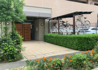 【庭】 | エクラン本厚木 | 物件によっては、入居者が個人的に使用できる専用庭がついているものもあります。また、住宅の中にある土間の部分を庭と呼ぶこともあります。庭の用途は住む人によって変わり、それによってデザインもさまざまです。