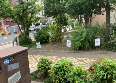 【中庭】 | エクラン本厚木 | 中庭（パティオ）とは、一つの建築物の内部に設けられた、壁などで囲われている庭のことを指します。コの字型、ロの字型が主流ですが、L字型の中庭もあります。最近では、インテリア性の高さからも人気があります。