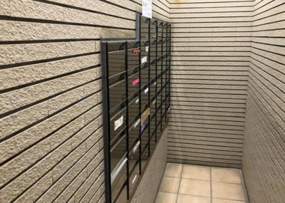 【設備】 | エクラン本厚木 | エントランス付近に設置されている集合ポストは、住んでいる部屋と離れているため、ポストをあさるなど誰かに何かされていても被害に気づきにくいです。入居する時には他人に特定されにくい番号で鍵をかけましょう！