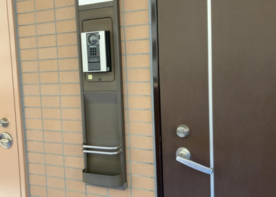 【防犯設備】 | エクラン本厚木 | 当然のことではありますが、オートロックやセンサーライト、ホームセキュリティーなどの防犯設備があれば、小さいお子様がいるご家庭も安心ですよね！まず物件購入の際は、防犯設備もチェックするようにしましょう。