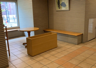 【ロビー】 | エクラン本厚木 | ラウンジは、マンションの共用スペースに椅子やテーブルなどを配置した利用者が寛げる空間です。屋内型ラウンジと屋外型ラウンジがあります。共用部分の管理状況と合わせて、詳細については現地でご確認ください。