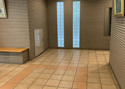 【ロビー】 | エクラン本厚木 | ロビーというと、エントランスと何がちがうの？と思いますよね。実はロビーとエントランスには明確な決まりはありません。物件によっては、エントランスを入って広がるある程度の広さのある空間がロビーとなります。