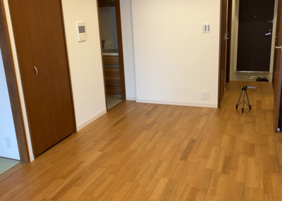 【ダイニング】 | エクラン本厚木 | ダイニングは、食事や家族の団らんスペースとしてだけではなく、ほかの用途としても使用することができます。ダイニングテーブルを置き、食事のためのスペースを作ることでリビングとの差別化を図ることができます。