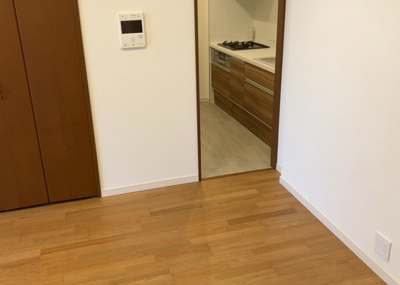 【キッチン】 | エクラン本厚木 | L型アイランドタイプは、キッチンからダイニングにもリビングにも目が行き届くので、とても使いやすい配置です。L字型独立タイプは、キッチンを独立させてるためLDKというよりもLDといった様なイメージです。