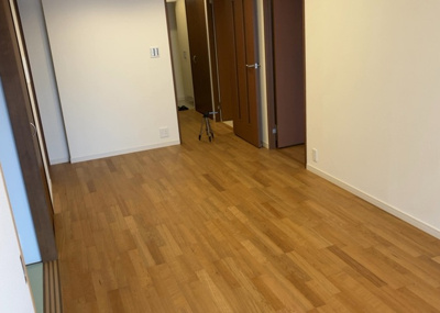 【居間・リビング】 | エクラン本厚木 | 直線タイプはLとDKを一直線に並べた形で対面キッチンのタイプです。一般的なのでよく見かけるかもしれません。直線タイプに似た直接アイランドタイプは、キッチンとダイニングの間に壁がない分広く感じられます。