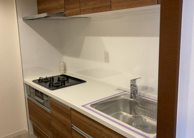 【キッチン】 | エクラン本厚木 | 標準的なシステムキッチンの横幅は、165cm～300cm程度です。2100・2400・2550・2700などミリ単位で表記されます。普段どのように料理をするのかを想定しながら合ったサイズを選びましょう