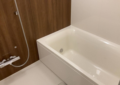 【浴室】 | エクラン本厚木 | 入浴時の快適さも大事なことですが、綺麗な状態を維持できなければ気持ちよく入浴できません。毎日の掃除が楽という点は大事なポイントになります！カビが生えにくく掃除がしやすい、壁や浴槽を選ぶといいでしょう。