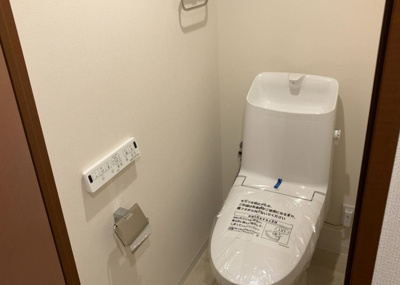 【トイレ】 | エクラン本厚木 | トイレは大きさや形、機能、抗菌性などが異なる多種多彩なタイプが各メーカーから出ています。それぞれに良さがあるため、事前にどういったタイプのトイレがいいのかをご家庭内で決めて、内見に行くといいでしょう。