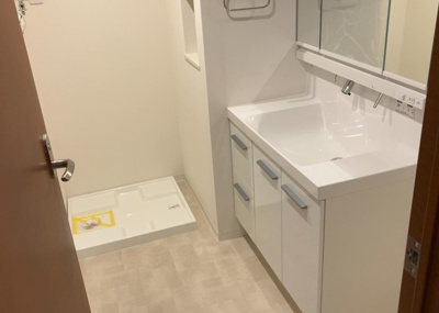 【脱衣所】 | エクラン本厚木 | 洗面脱衣所は「体を綺麗に整える場所」という目的と役割を持っています。そして便利で使い勝手のいい「体を綺麗に整える場所」にするためには、配置や動線、照明や収納計画をしっかりと検討しておく必要があります。