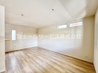 【居間・リビング】 | 三島市谷田 15期 新築一戸建て 2号棟 | ゆったりとしたリビングです