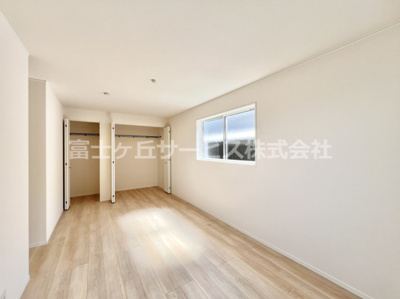 【寝室】 | 三島市谷田 15期 新築一戸建て 2号棟 | 9.5帖の寝室です