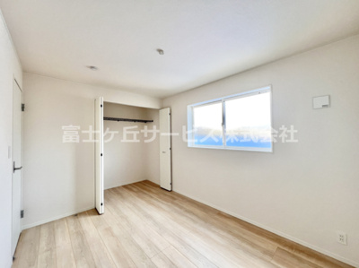 【子供部屋】 | 三島市谷田 15期 新築一戸建て 2号棟 | 6帖の洋室です