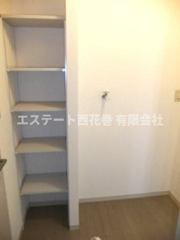 コンフォルタ藤沢町Cの洗面所|洗濯機置き場、収納棚があります。