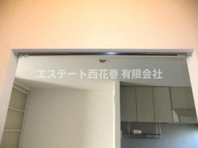 コンフォルタ藤沢町Cの設備|洗面所の間にはカーテンレールがあります。