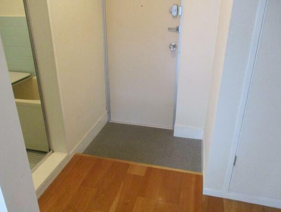 明徳ビルの玄関