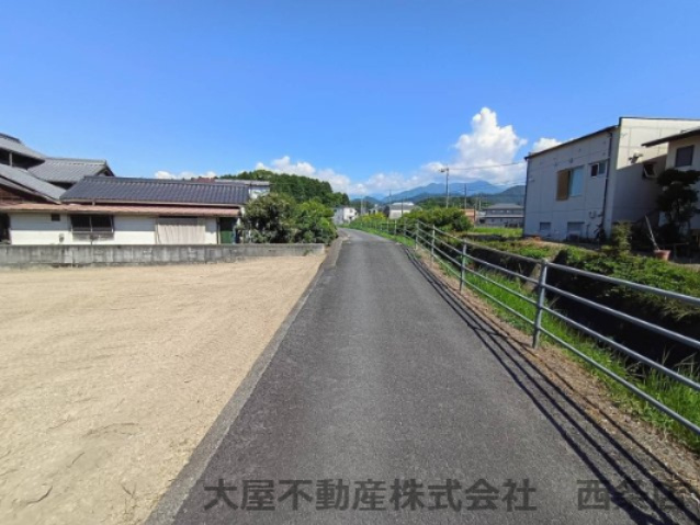 西条市小松町新屋敷甲2279-1　売土地の周辺|南側道路（建築基準法外道路）