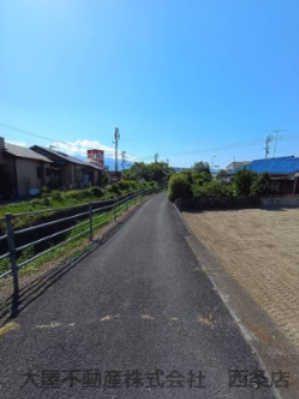 西条市小松町新屋敷甲2279-1　売土地の周辺|南側道路（建築基準法外道路）