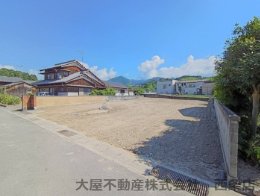 西条市小松町新屋敷甲2279-1　売土地の外観|40平米を超える広々とした更地は、日当たりも良く明るい印象です。これだけの広さがあれば、家族でバーベキューを楽しんだり、本格的な家庭菜園に挑戦したりと、お家時間の楽しみが大きく広がります。