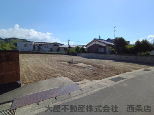 西条市小松町新屋敷甲2279-1　売土地の外観|周辺は落ち着いた住宅地となっており、163坪の広さを最大限に活かしたゆとりある配置が魅力です。隣地との距離を十分に確保できるため、採光や通風にも恵まれ、四季の移ろいを感じながら穏やかに過ごせます。