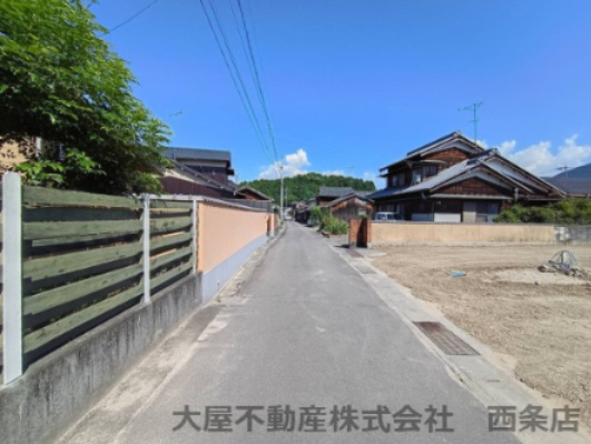 西条市小松町新屋敷甲2279-1　売土地の周辺|北側道路（42条2項道路）
