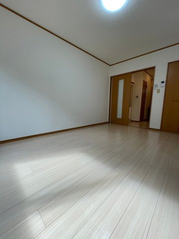 プチメゾンＫＭの居間・リビング|ゆったりとした居間です