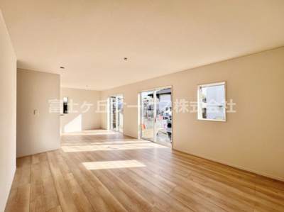 【居間・リビング】 | 沼津市大岡 31期 新築一戸建て | おしゃれな居間です