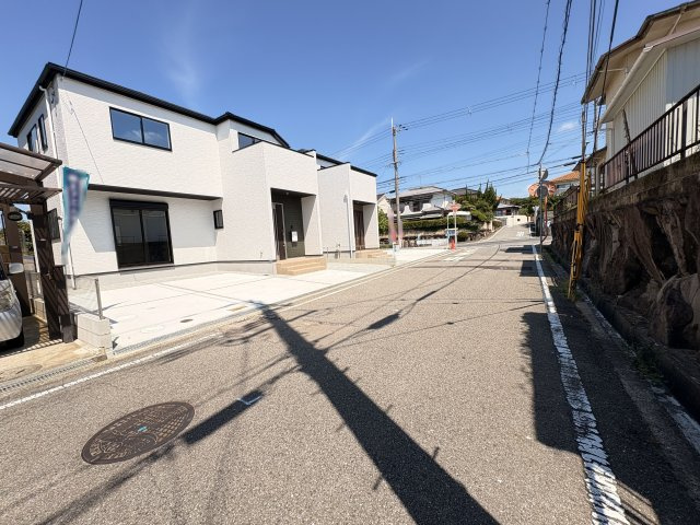 明石市大久保町高丘５丁目新築戸建２号棟の前面道路含む現地写真